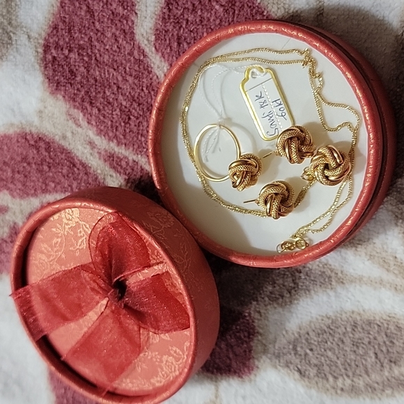 Gold Knot Set - Picture 2 of 3